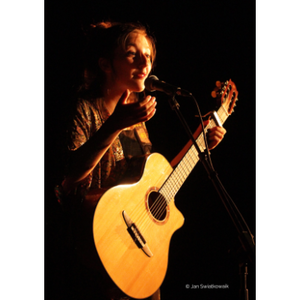 AnneliSe Roche sur scène avec micro et guitare accoustique