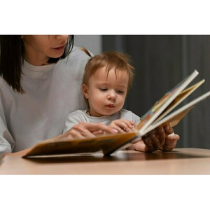 Illustration Bébé bouquine