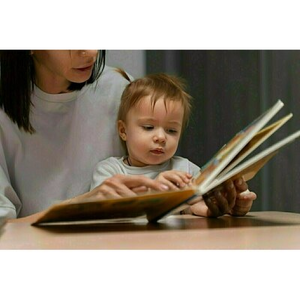 Illustration Bébé bouquine