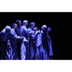 Huit prisonniers de camp regardent vers la droite