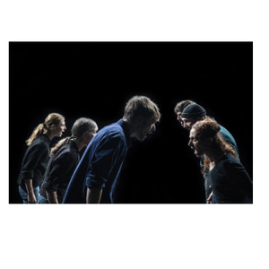 Danseurs face à face qui crient