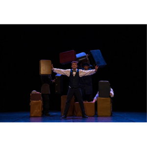 Un homme entouré de valises qui volent