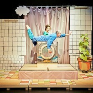 Illustration Derrière le Hublot se Cache Parfois du Linge