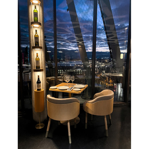 Illustration Dîner au restaurant panoramique le 7