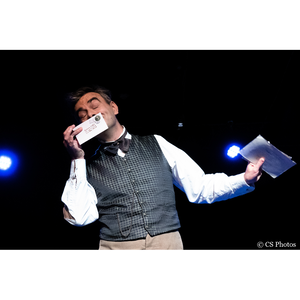 Un homme a reçu des lettres, il en tient plusieurs dans sa main gauche et en porte une à son visage, ravie de la recevoir