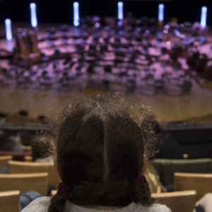 Une jeune spectatrice à l'Auditorium de Lyon