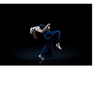 Danseuse penchée en arrière au centre de la scène