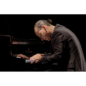 un pianiste penché sur son instrument