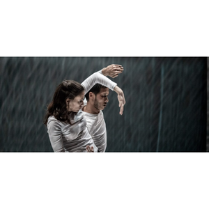 deux danseurs habillés en blanc, dos à dos