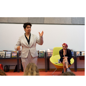 Le conteur debout face au public