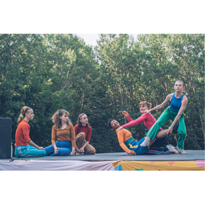 3 femmes qui regardent 3 autres danser