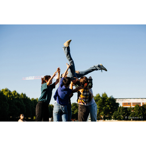 quatre danseurs soulèvent un autre