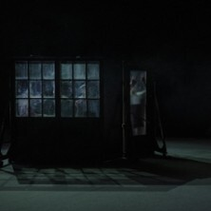 Illustration Kaddish, la femme chauve en peignoir rouge