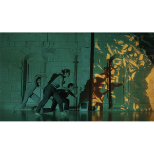 Trois danseuses tournérs vers la droite, vers une lumière jaune