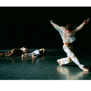 2 personnes par terre et une debout, on dirait qu'il est vêtu comme un ange