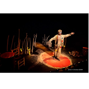 Un clown triste saluant le public