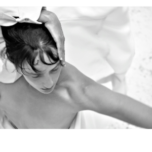 Gros plan sur le visage et le buste de la danseuse, de profil