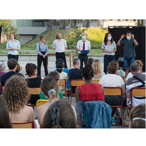 La Revue : six comédiens debout sur scène