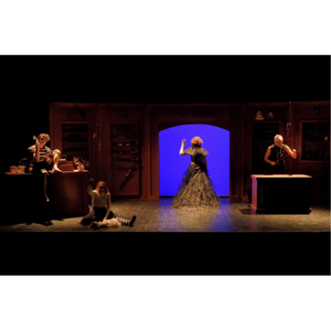 Exactement le lieu auquel on pense quand on parle de "magasin des suicides" : des cordes pendues et des commerçants effrayants