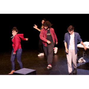 4 comédiens avancent vers l'avant scène en jettant des objets