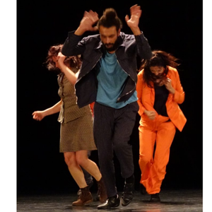 3 personnes qui dansent