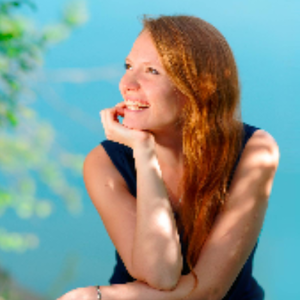 Camille Laïly souriante sur fond bleu