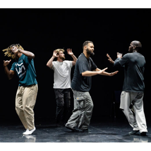 4 hommes qui dansent