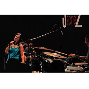 une chanteuse et un batteur