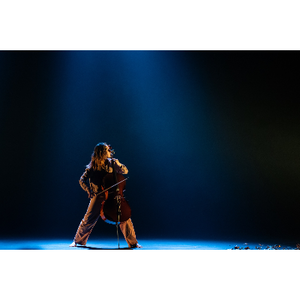 Contre-bassiste qui joue au centre d'une scène éclairée en bleu