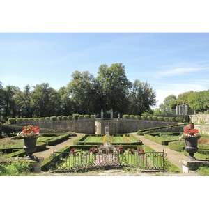 Illustration Promenade libre dans le parc et le jardin d'un château, protégés au titre des monuments historiques