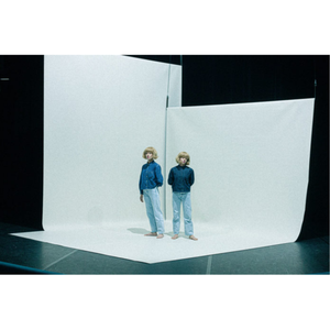 2 personnes qui se ressemblent, debouts dans un grand espace blanc qui ressemble à 2 feuilles A4 pliées