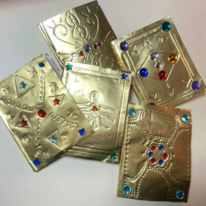 Illustration Reliure et pierres précieuses