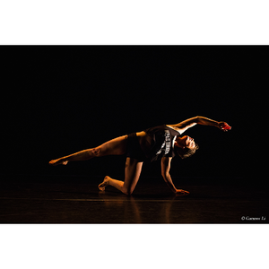 Danseuse qui fait une acrobatie au sol