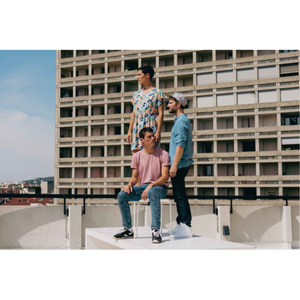 3 personnes sur un toit d'immeuble regardant dans des directions différentes