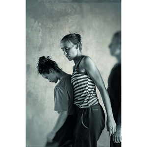 Deux danseuses debout