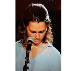 Une femme devant un micro