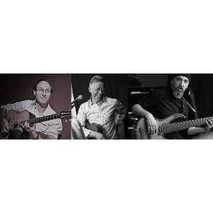 trois musiciens face caméra, guitarisre à gauche, chanteur au centre, bassiste à droite