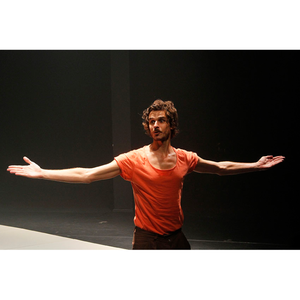 Un homme débout les bras écarté