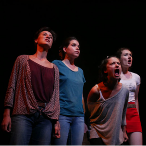 4 femmes debout dont 2 qui crient