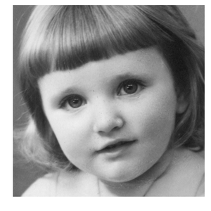 le visage d'une petite fille en gros plan ; photo en noir et blanc